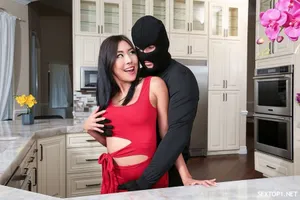 Người phụ nữ nhà bên say xỉn vào nhầm nhà thanh niên fa