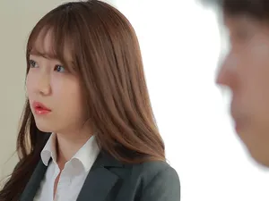 Ngủ nhờ nhà quản lý nữ tốt bụng sau khi trễ chuyến tàu về nhà với vợ