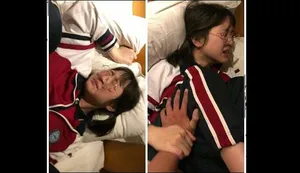 Một cô gái trẻ xinh đẹp mặc đồ trắng chạm vào âm hộ, quỳ xuống và thổi kèn, sau đó lên giường và quan hệ mạnh bạo...