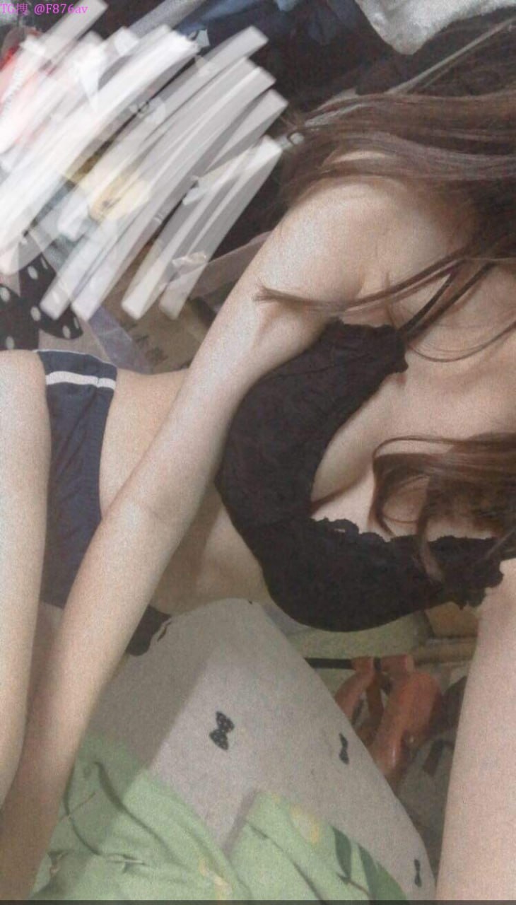 Má kế dâm vụng trộm với cậu con trai riêng của Ông chồng phía sau bàn ăn