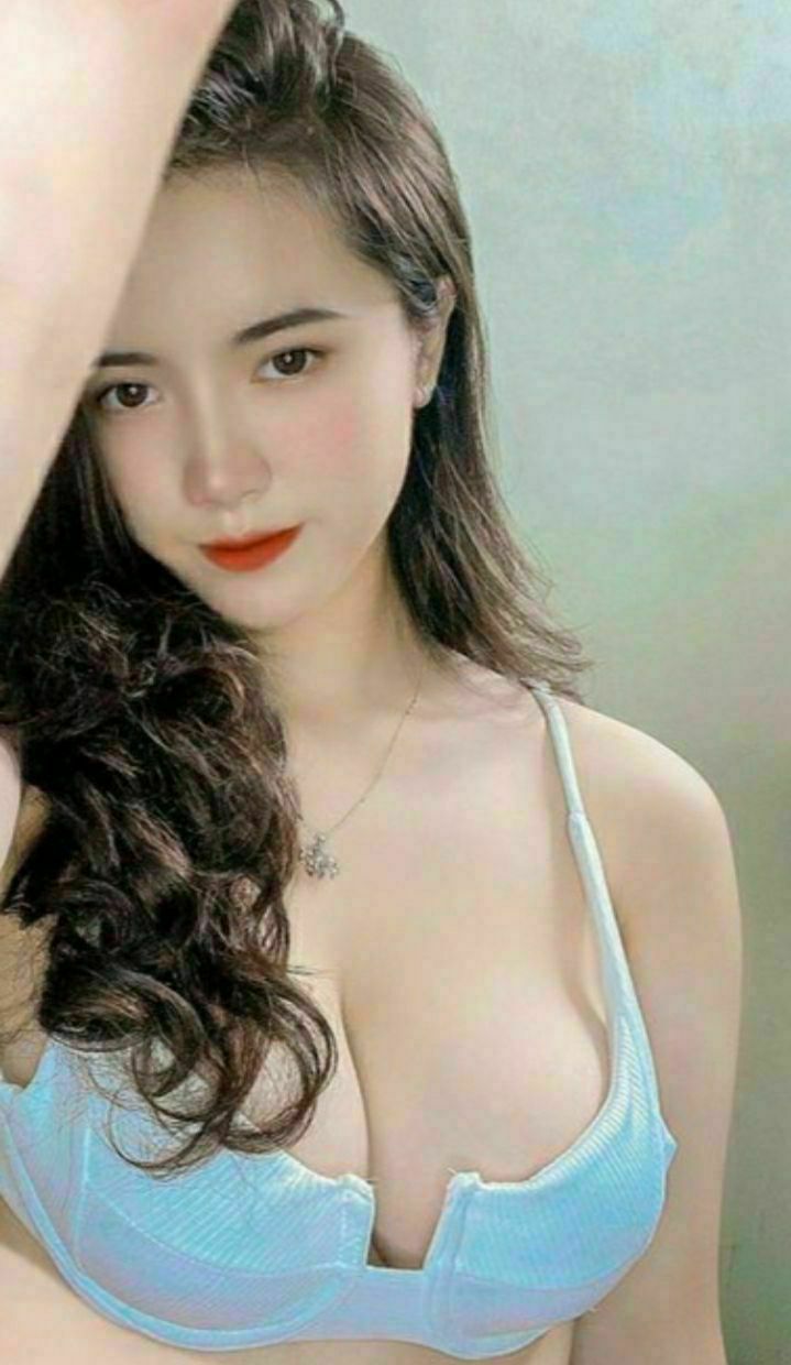 vú to khoe